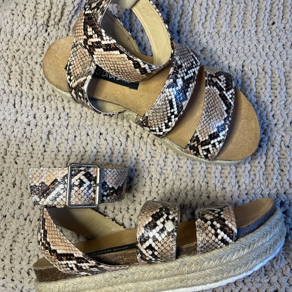 New with box snake print platforms with strap - Picture 3 of 3